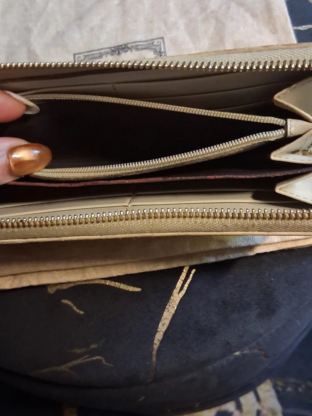 💯Authentic Gucci Women's Cream Zip-Around Wallet with Signature GG Charm - Picture 4 of 5
